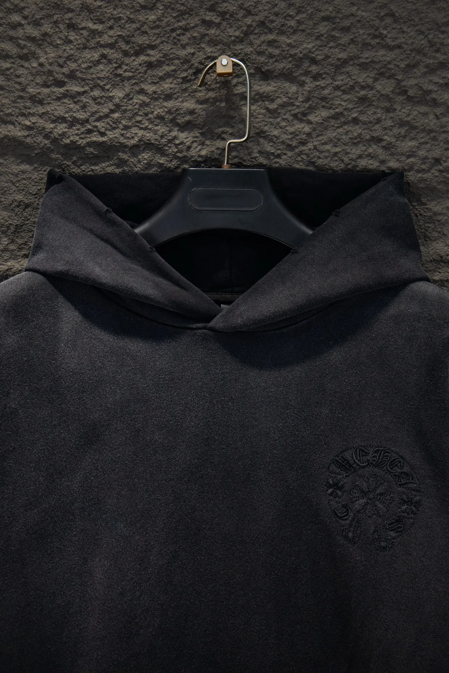 P340 🆕Chrome Hearts distressed new embroidered hooded sweatshirt. The os version is really charming. The Chrome family is really unique. Every new season has the best version. It is very practical and can be worn casually. Nice✔️ - ⚠️100% cotton. Made of custom-dyed terry cotton sweatshirt surface, 420g double-ply double yarn, comfortable to the touch. Made from imported knitting needle carded cotton, the thickness is moderate, drapey and contoured, making the upper body comfortable! ! It is very tolerant to fat body types and can instantly lose five pounds after wearing it!  Front panel #Back panel embroidery elements# The English letters are arranged artistically. Imported Tajima high-density heavy-duty embroidery technology makes the font three-dimensional and full. The body is treated with old sandblasting hole elements, which greatly increases the interest of the clothing; unique visual effects.  Hem Loose closing Double-layer fabric Good closing effect Exquisite hemming Color: Sandblasted black Size: S-M-L-XL